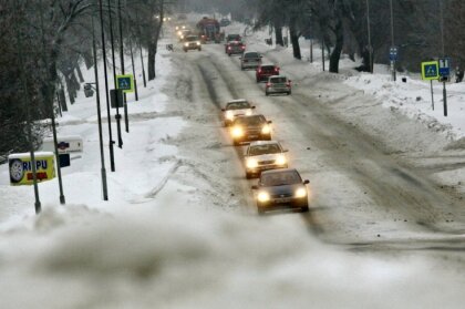 В Курземе, Земгале и части Видземе с утра сильно обледенели дороги