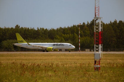 LTV: самолет airBaltic столкнулся с птицами в аэропорту "Рига"