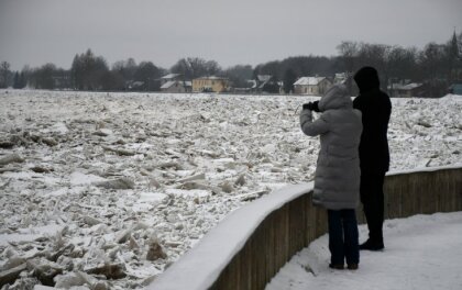 Trīs centimetri stundā – turpinās ūdens līmeņa pazemināšanās Daugavā pie Jēkabpils