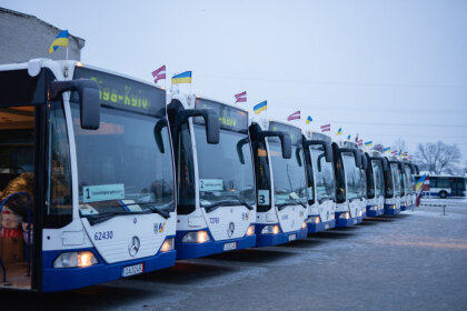 Foto: Ceļu uz Kijivu sāk ziedojumiem piepildīti 'Rīgas satiksmes' autobusi