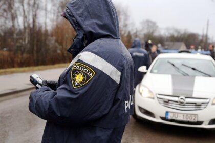 Svētku brīvdienās policija sola īpaši uzraudzīt, lai šoferi nebrauc reibumā