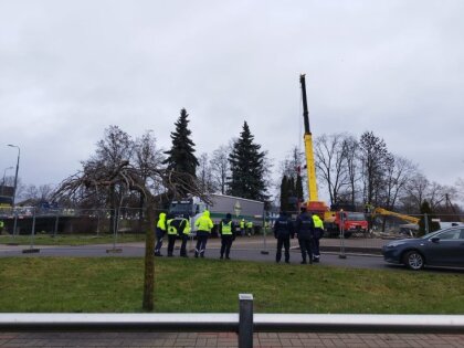 Foto: Rēzeknē sāk padomju pieminekļa nojaukšanu