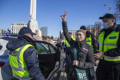 Torņakalnā mājsaimnieci atkārtoti aiztur par kara slavināšanu; tiesa viņu apcietina