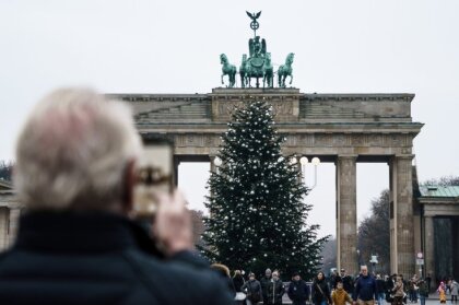 Klimata aktīvisti nozāģējuši Brandenburgas vārtu svētku egles galotni