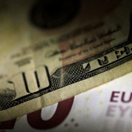 Eiro vērtībai pret dolāru 20 gados zemākais līmenis