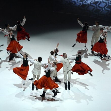 Foto: Latvijas stāsts dejā – ieskats multimediālajā lielizrādē 'Abas malas'