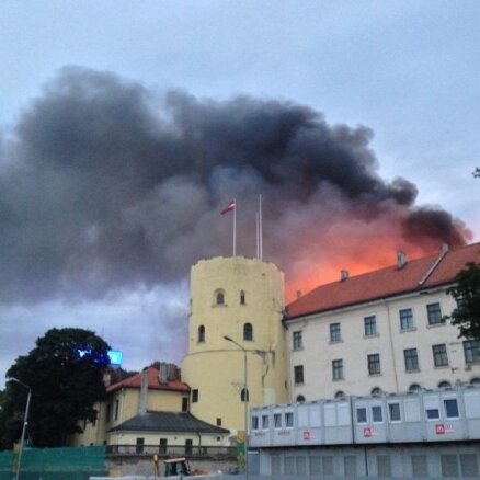 Предприятия требуют отмены арест имущества по делу о пожаре в Рижском замке