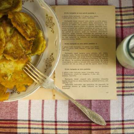 Recepte no grāmatas: rīvētu kartupeļu un siera pankūkas