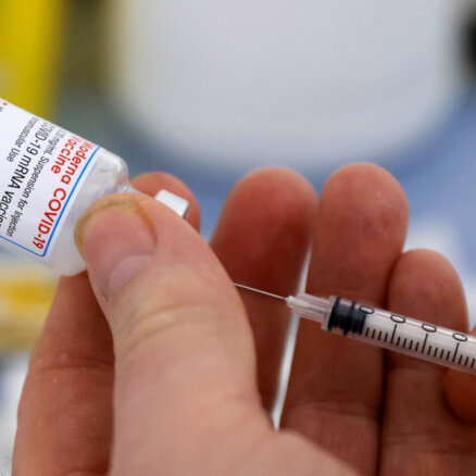 Covid-19 vakcīnas ceturtdien saņēma rekorddaudz cilvēku