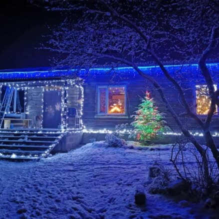 Foto: Par godu Ziemassvētkiem un gadumijai Rugāju novadā rotājas arī mājas