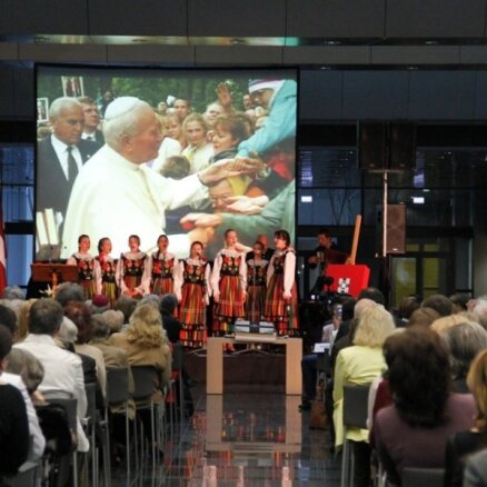 Foto: Latvijā svin par diženiem nosaukto pāvestu Jāņa Pāvila II un Jāņa XXII kanonizāciju