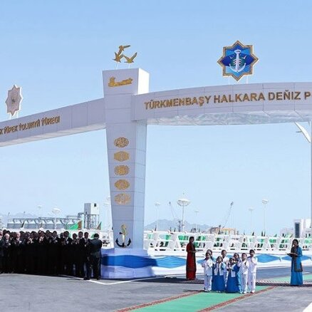 Turkmenistānas jaunais lepnums - milzu osta nekurienes vidū