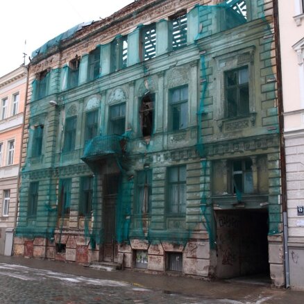 Atbalsta ieceri Rīgā aizliegt ēku slikto stāvokli aizsedzošos aizsargtīklus