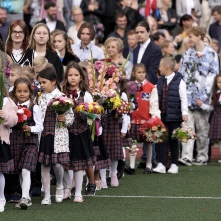 Foto: Lietus, smaidi un ziedi – Latvijā svin skolas gada sākumu