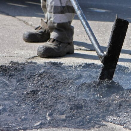 Министр: 7 млн. латов на ремонт дорог – выброшенные деньги