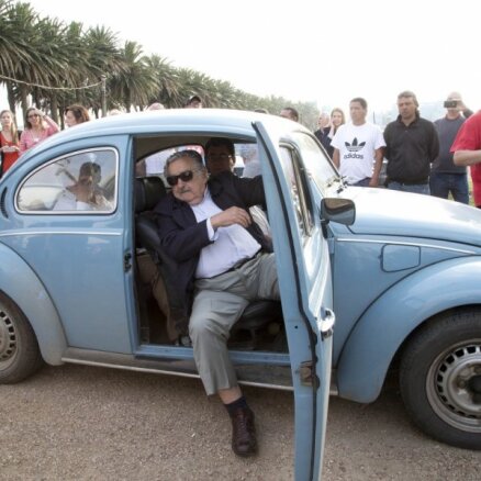 Arābu šeihs par miljonu dolāru vēlas nopirkt Urugvajas prezidenta pieticīgo VW 'vabolīti'
