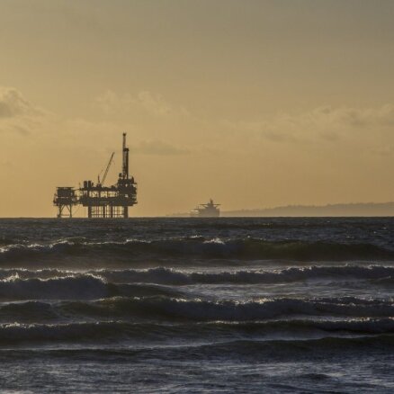 Akciju un naftas cenas krītas, ASV laižot tirgū naftu no stratēģiskajām rezervēm