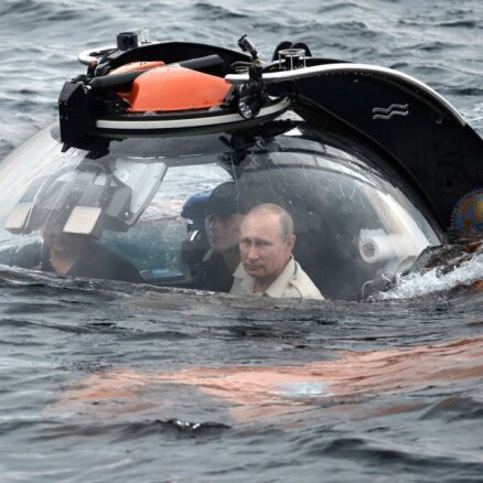 ФОТО, ВИДЕО: Путин в Крыму погрузился в батискафе на дно Черного моря