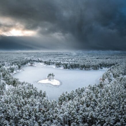 Зимние ФОТО. Как выглядят заснеженное озеро Венчу и его "остров-сердце"