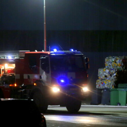 Пожар в Риге на улице Даугавпилс локализован; из дома спасли 12 человек, пятеро госпитализированы