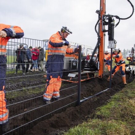 Foto: Dānija būvē žogu uz Vācijas robežas Āfrikas cūku mēra ierobežošanai