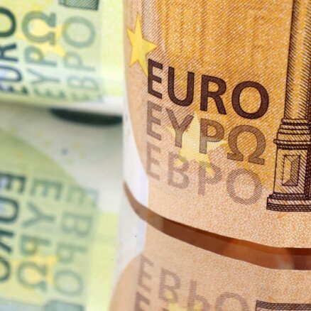 200 eiro pie algas ziemas mēnešos: banku darbiniekiem sedz dzīves dārdzības pieaugumu