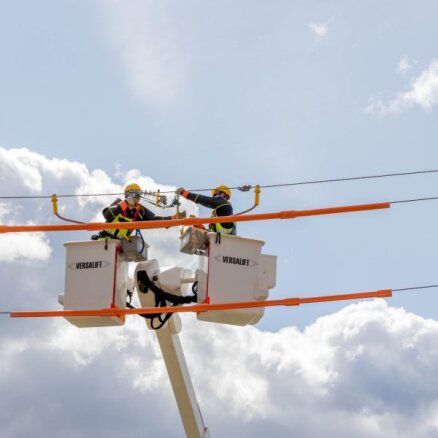 Foto: 'Sadales tīkls' ieviesis darbus vidsprieguma tīklā bez elektrības atslēgšanas klientiem