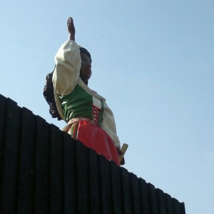 ФОТО: На месте памятника Ленину в Риге теперь стоит темнокожая Барби