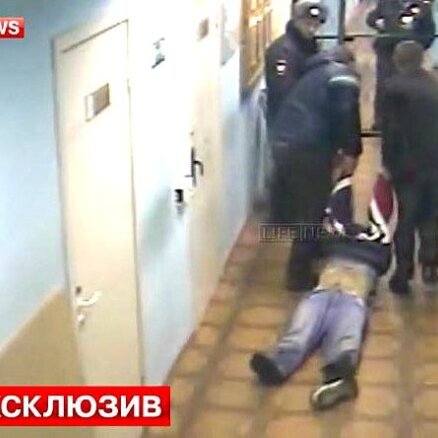 Video: Krievijā miris komā esošs aizturētais, kuru policisti centušies reģistrēt kā bagāžu
