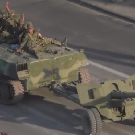 Video: Luhanskā iebrauc draudīga tehnikas kolonna no Krievijas