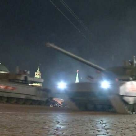 Video: Parādes mēģinājumā Maskavā brauc 'Armata' tanki un soļo ķīnieši