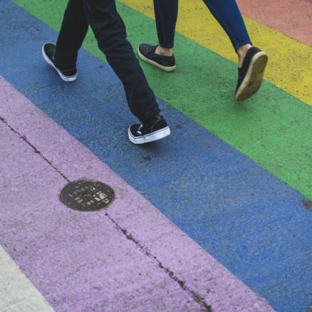 Pusaudzis tev atklāj savas izjūtas par piederību LGBT. Kā palīdzēt bērnam
