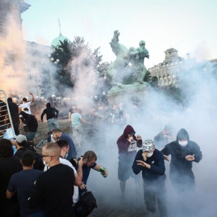 Serbijā otro nakti pēc kārtas turpinās vardarbīgi protesti