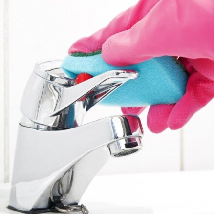 Kā tīrīt hromētas virsmas vannas istabā?