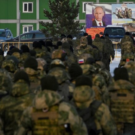 Krievijas rezervisti uzbrukumā Ukrainā devušies ar lāpstām, raksta briti
