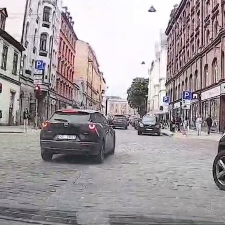 Video: Rīgas centrā 'Mazda' apdzen un pārbrauc pār sarkano gaismu