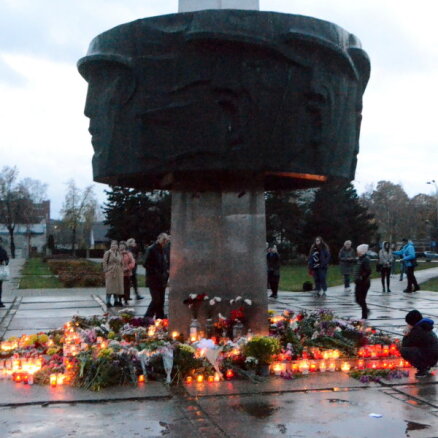 В Даугавпилсе у памятника советским воинам задержаны два человека