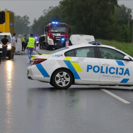 Sestdien uz Latvijas ceļiem dzīvību zaudējuši pieci cilvēki