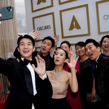 Pārsteigums 'Oskara' ceremonijā – labākās filmas balvu saņem dienvidkorejiešu 'Parazīts'