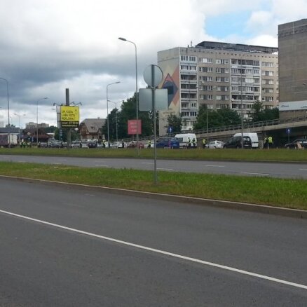 ФОТО, ВИДЕО. Массовые облавы: на улицах Риги образовались пробки