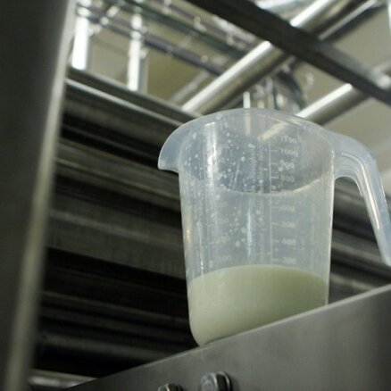 Lietuvas piena blokādes dēļ piena iepirkuma cenas Latvijā pazemināsies