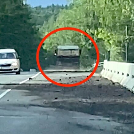 Video: Jaunciema gatvē kravas auto pamatīgi piegružo ceļu