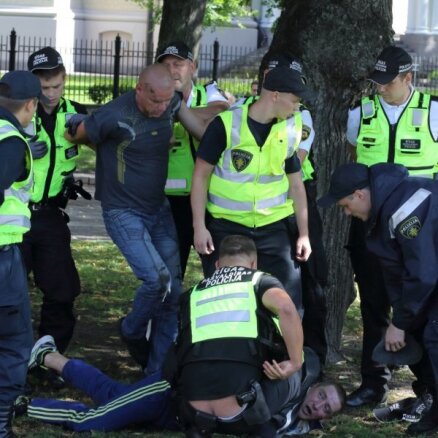 Aculieciniekus pārsteidz policijas neprasmīgā rīcība Rīgas svētkos