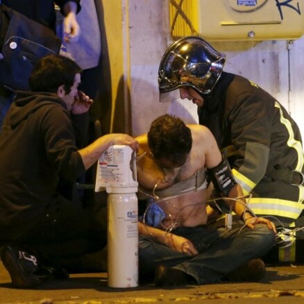 Parīzē apšaudes un sprādzieni: vismaz 60 nogalināto; policija iebrūk koncertzālē (teksta tiešraide)