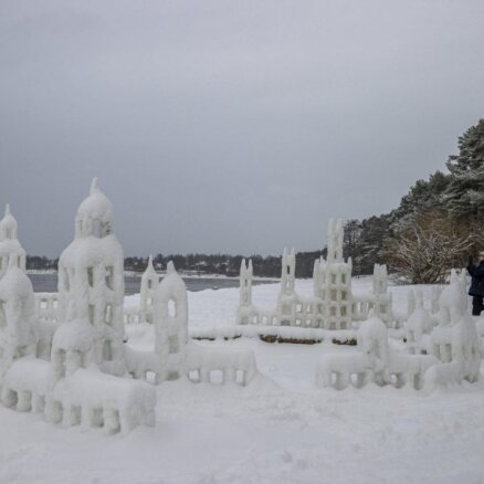 ФОТО. "Хотел сделать всем приятно". Таллиннец построил на пляже Таллина сказочный ледовый городок