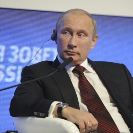 Putins  kā pirmais piesakās kandidēt Krievijas prezidenta vēlēšanās
