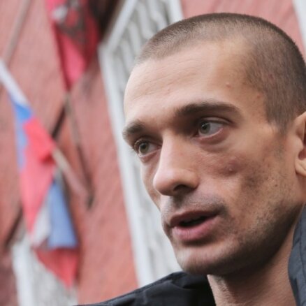 ВИДЕО: Художника Павленского задержали при попытке поджога здания ФСБ на Лубянке