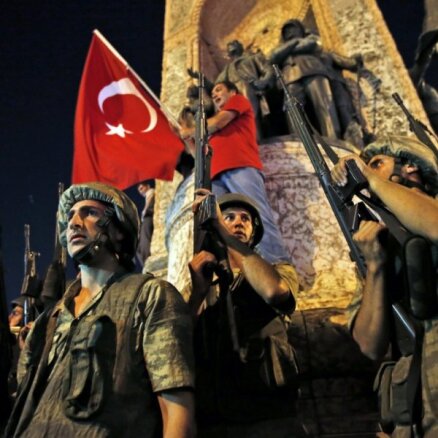 ФОТО: Танки и люди на улицах. Как Турция пережила ночь военного переворота