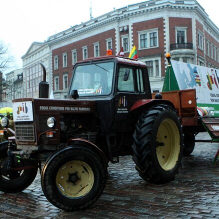 Padomju laika traktora protesta akcija 'piestāj' Rīgā