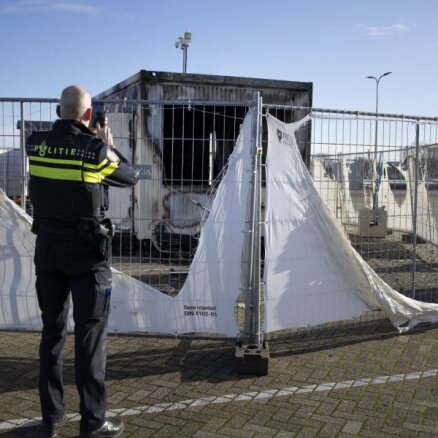 Protestējot pret komandantstundu, jaunieši Nīderlandē nodedzina Covid-19 testēšanas centru